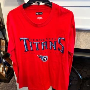 Men’s large long sleeve Tennessee Titans t-shirt is a vibrant red! Great shirt!